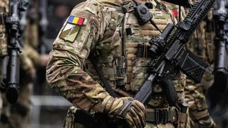Un soldat de 23 de ani, găsit mort &icirc;ntr-o unitate militară din Deva. Ce ipoteze se iau &icirc;n calcul