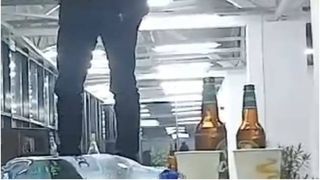 Scandal într-o comună din Gorj. Un angajat al primăriei a dansat pe masă, cu o bere în mână, în sala de sport. Locuitorii, revoltați: "În loc să facă școlarii sport , se fac chefuri"