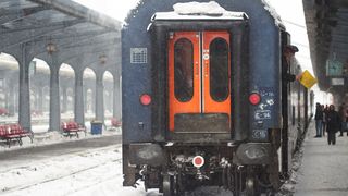 VIDEO &bdquo;Trenul nu a mai plecat&rdquo;. Greu e drumul pe calea ferată