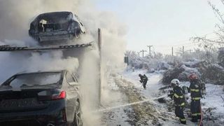 Un trailer cu mașini s-a transformat în torță pe DN 72. Circulația în zonă, oprită pe ambele sensuri