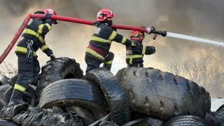 incendiu puternic, anvelope, pompieri, ro-alert