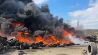 incendiu puternic, anvelope, pompieri, ro-alert