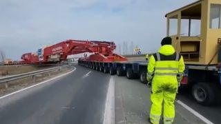 VIDEO Premieră în România! Atenție, trec 800 de tone!