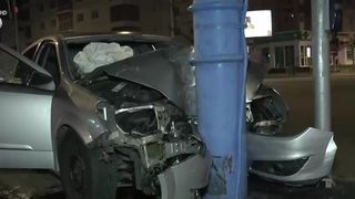 VIDEO Mașină izbită de st&acirc;lp!  Patru tineri au fost răniți