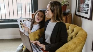 Cum să &icirc;ți organizezi eficient ziua ca mamă c&acirc;nd lucrezi remote&nbsp;