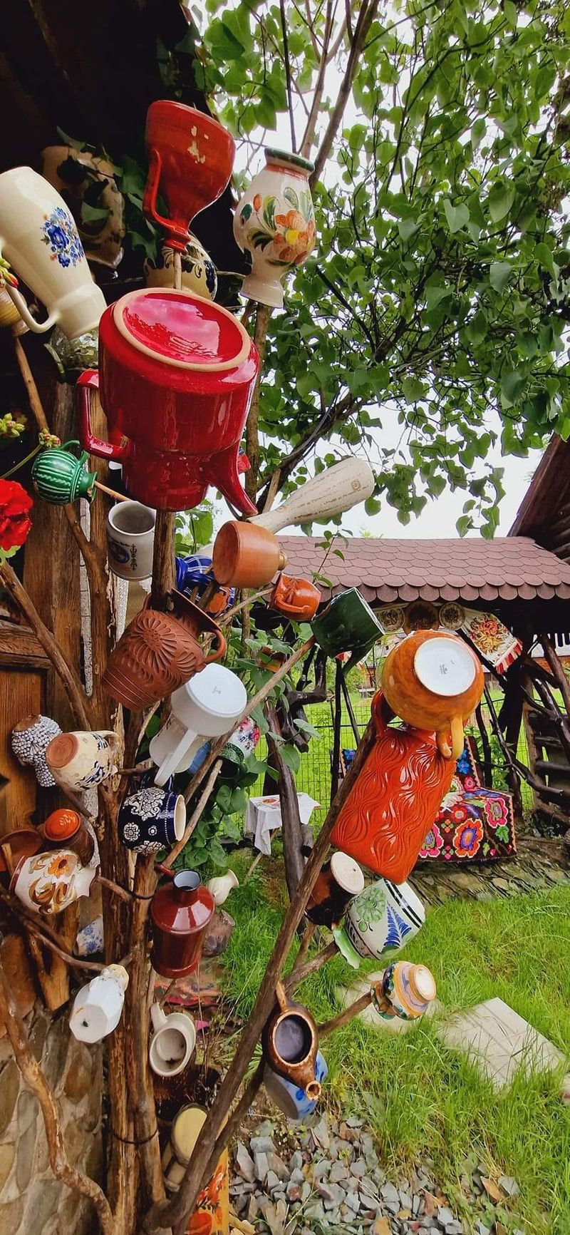 Copacul cu oale din Maramureș