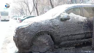 VIDEO &bdquo;E un fel de iglu&rdquo;. Mașini blocate de zăpada neagră