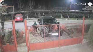 VIDEO Spărgător de mașini surprins de camere