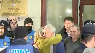 Calin Georgescu si Cristela, la ieșirea de la parchetul general
