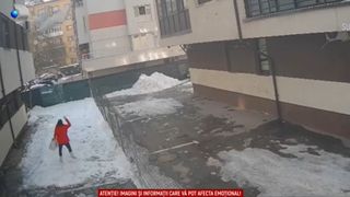 VIDEO Ucisă de zăpada de pe blocul &icirc;n care lucra