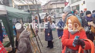 Călin Georgescu, surprins la cumpărături de mărțișoare. 