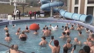VIDEO Distracție de primăvară la piscină