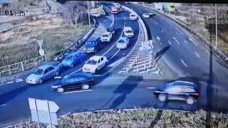 VIDEO O basculantă rămasă fără fr&acirc;ne, implicată &icirc;ntr-un accident &icirc;n Constanța.&nbsp;Doi adulți și un copil au ajuns la spital