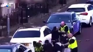 VIDEO Polițiști atacați de români în Marea Britanie