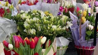 VIDEO &bdquo;Nu &icirc;și mai permite lumea&rdquo;. V&acirc;nzările de flori s-au dus pe apa s&acirc;mbetei