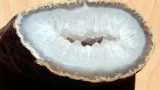 Geodele sunt formațiuni minerale spectaculoase