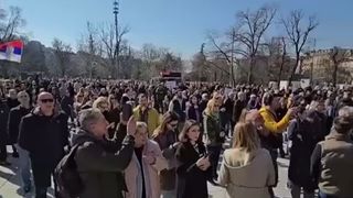 VIDEO Scene incredibile &icirc;n Parlamentul din Serbia. Aleșii au aruncat cu fumigene și sticle unii &icirc;n alții, iar c&acirc;țiva parlamentari au ajuns la spital