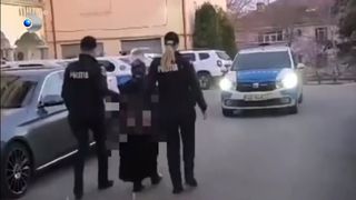 VIDEO A jefuit o bătr&acirc;nă și a jucat banii la păcănele