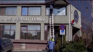 VIDEO C&acirc;nd e de tăiat, Dorel nu se &icirc;ncurcă. Casa de pensii a rămas fără internet