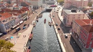 Unde se află orașul european care seamănă cu Veneția, dar e ferit de aglomerație. Merită vizitat pentru peisajele superbe și prețurile mici