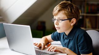 VIDEO „Vor fi mult mai obișnuiți cu tot ce înseamnă tehnologie”. Inteligența artificială, „profesorul” noii generații