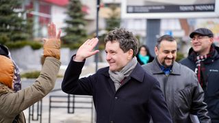 VIDEO Nicușor Dan și-a depus vineri candidatura pentru alegerile prezidențiale: „Oamenii doresc o schimbare, nu o întoarcere în anii 1990”