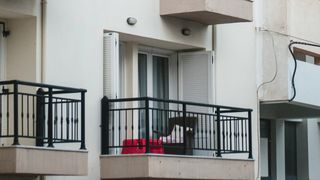 A murit după ce iubita l-a închis iarna pe balcon. Bărbatul era dezbrăcat când femeia de 54 de ani l-a lăsat afară