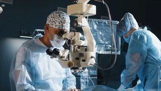 Primul cristalin cu inteligență artificială