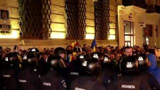 VIDEO Trei reținuți după violențele de la proteste! 13 jandarmi au fost răniți