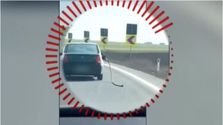 VIDEO A prins drag de... pompa de benzină