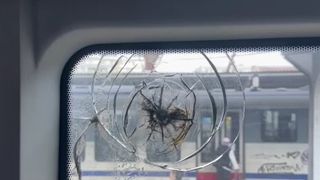 VIDEO Fenomen periculos pe șinele din România. Din ce în ce mai multe trenuri sunt atacate cu pietre