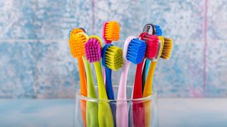 VIDEO C&acirc;nd trebuie să ne schimbăm cele mai folosite obiecte? Recomandările specialiștilor