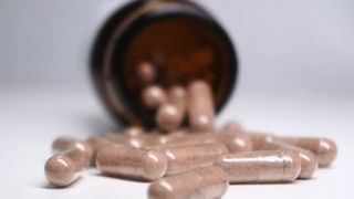 VIDEO Luăm suplimente ca pe bomboane. Medicii trag un mare semnal de alarmă 