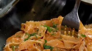 Petrecere &icirc;n piscină de 8 martie