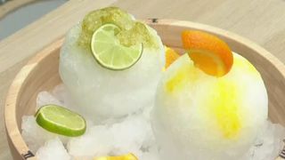 Petrecere &icirc;n piscină de 8 martie