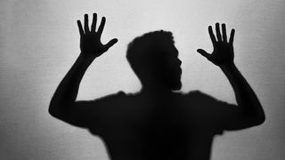 O mamă și-a sechestrat fiul vitreg timp de 20 de ani. Copilul devenit bărbat și-a pus viața în pericol pentru a scăpa: "Putea muri" Femeia a negat acuzațiile la tribunal