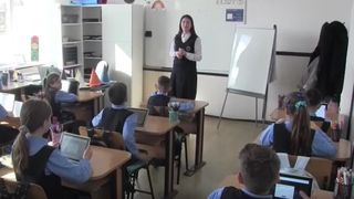 VIDEO Înțepăturile dintre elevi, rezolvate cu uniforme pentru toți. Inclusiv dascălii poartă haine identice