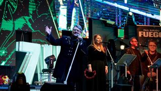 VIDEO Fuego, asaltat de fani cu flori și cadouri. Concert de senzație &icirc;n București