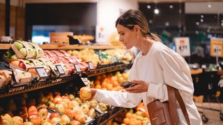 VIDEO &bdquo;Această schimbare &icirc;nseamnă alți bani&rdquo;.  Comercianții, obligați să afișeze adaosul comercial l&acirc;ngă preț