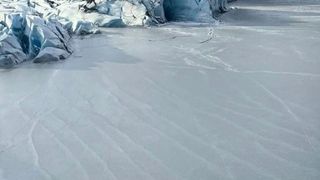 epava distrusă a avionului, 