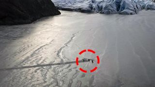 Două fete au supraviețuit 12 ore pe aripa unui avion prăbușit &icirc;ntr-un lac &icirc;nghețat din Alaska