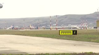 VIDEO &bdquo;Cineva profită&rdquo;. Iarba de la aeroport, tunsă cu 120.000 de euro