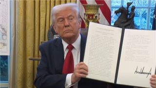 Haos pe burse după tarifele de 25% puse de Trump maşinilor fabricate &icirc;n afara SUA