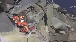 VIDEO Minune după cutremur: salvați după zeci de ore printre ruine