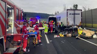 Patru femei au murit într-un accident cumplit pe o autostradă, în Austria. Pompierii s-au târât printre cadavre ca să salveze supraviețuitorii: "Nu am mai văzut așa ceva în cariera mea"