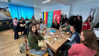 Institutul Yunus Emre a organizat ateliere de creație pentru părinții copiilor speciali cu prilejul &nbsp;Zilei Mondiale a Autismului