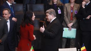 VIDEO Emil Hurezeanu, moment stânjenitor la reuniunea NATO. Gestul care i-a amuzat pe ceilalți oficiali