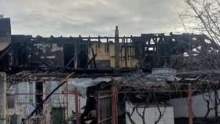 Casa distrus&icirc; de flăcări