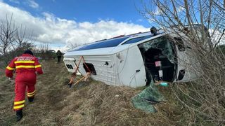 Planul Roșu, activat după ce un microbuz cu 15 persoane s-a răsturnat. Șoferul ar fi pierdut controlul volanului