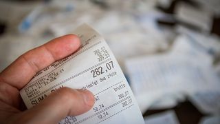 Taxe ascunse &icirc;n Rom&acirc;nia: de unde &icirc;ți ia statul bani fără să-ți dai seama. Economistul Adrian Negrescu: &ldquo;Statul ne taxează de dimineață de c&acirc;nd ne trezim p&acirc;nă seara c&acirc;nd ne culcăm, poate și &icirc;n timpul nopții prin taxele pe electricitate&rdquo;